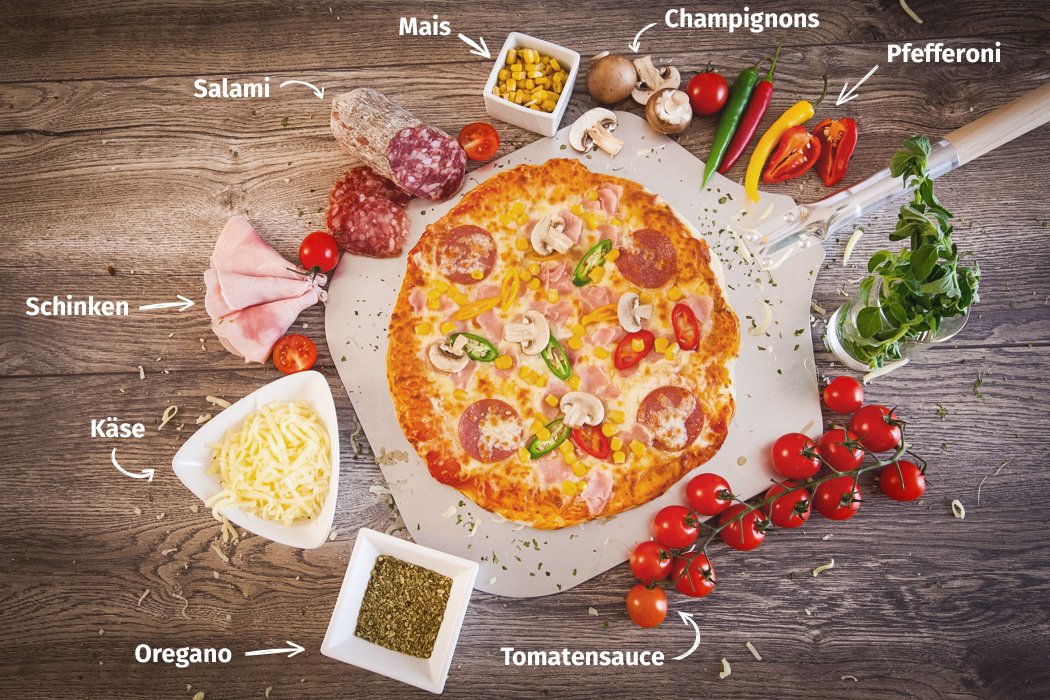 Original Franzesco Pizza Spezial belegt mit Tomatensauce, Schinken, Käse, Salami, Mais, Champigons und Oregano