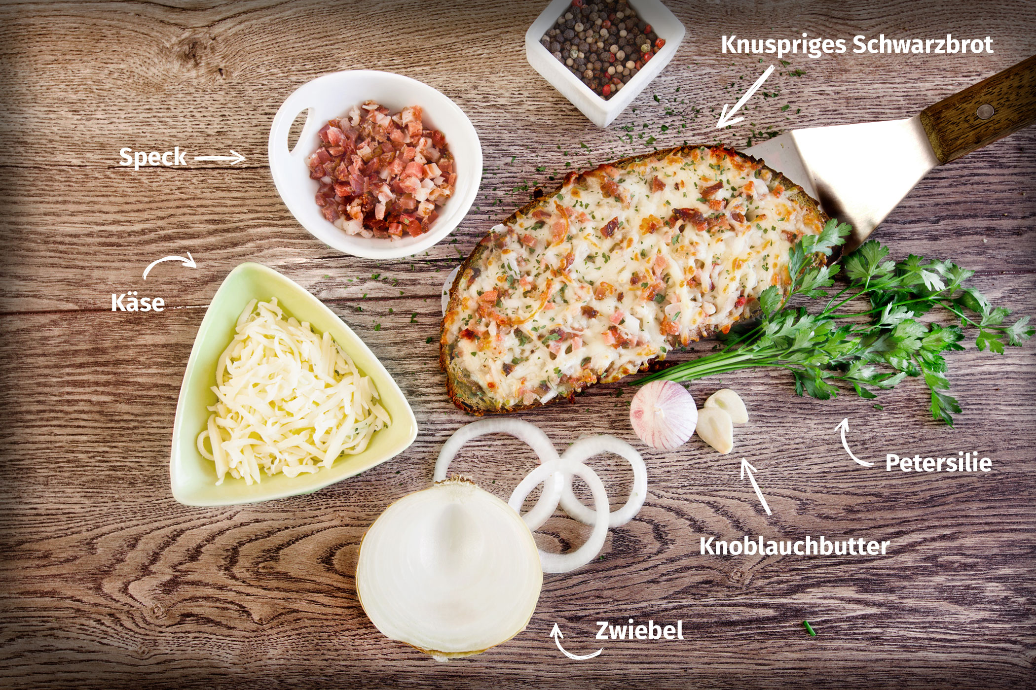 Original Franzesco Speckbrot belegt mit Knoblauchbutter, Zwiebel, Speck, Käse und Petersilie